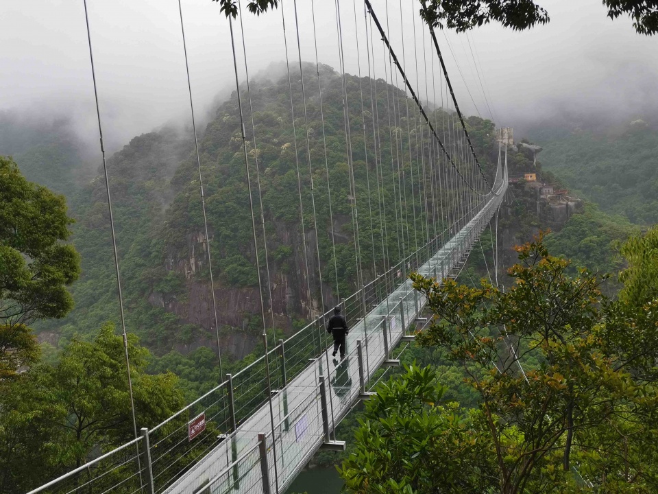 杨家溪景区空中玻璃栈道遇雷雨,工作人员正在进行安全防控