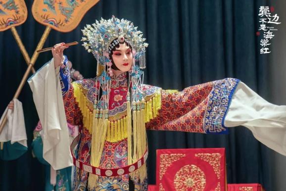 《鬓边不是海棠红》:乱世里的情与义