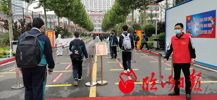 七点左右, 临沂十中学生根据要求排队 陆续入校.