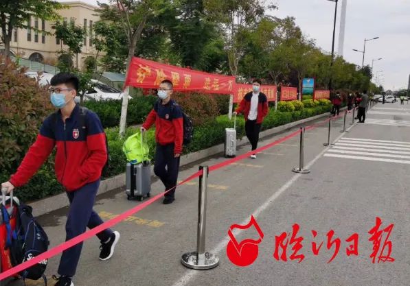 临沂五中,学生进校前测温,消毒.