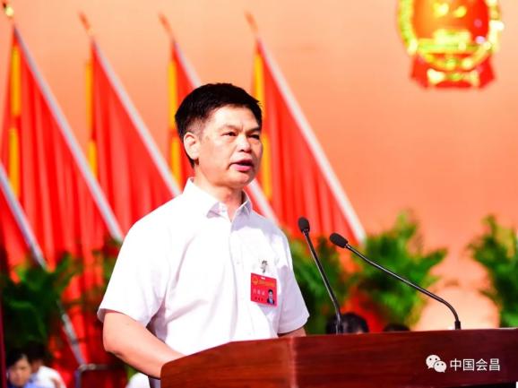县十七届人大五次会议举行第二次全体会议