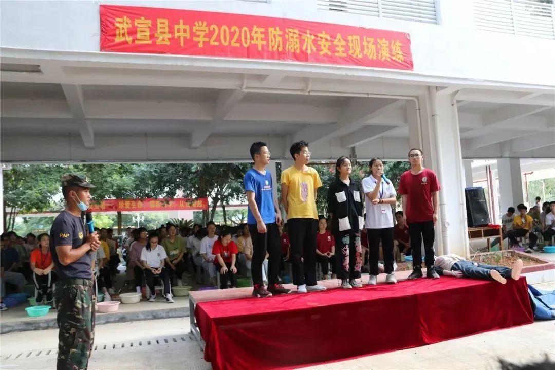 "5月8日,武宣县在县中学开展防溺水安全演练活动,参加活动的学生都