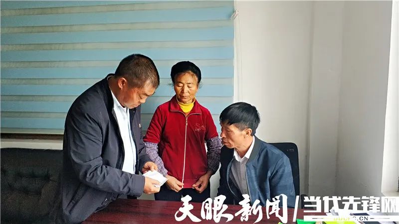 脱贫攻坚一线故事普定县白岩镇韭黄村党委书记杨守亮村民口中大忙人