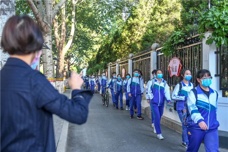 5月11日7时许,宁夏银川一中门口,学生们正在有序进入学校.