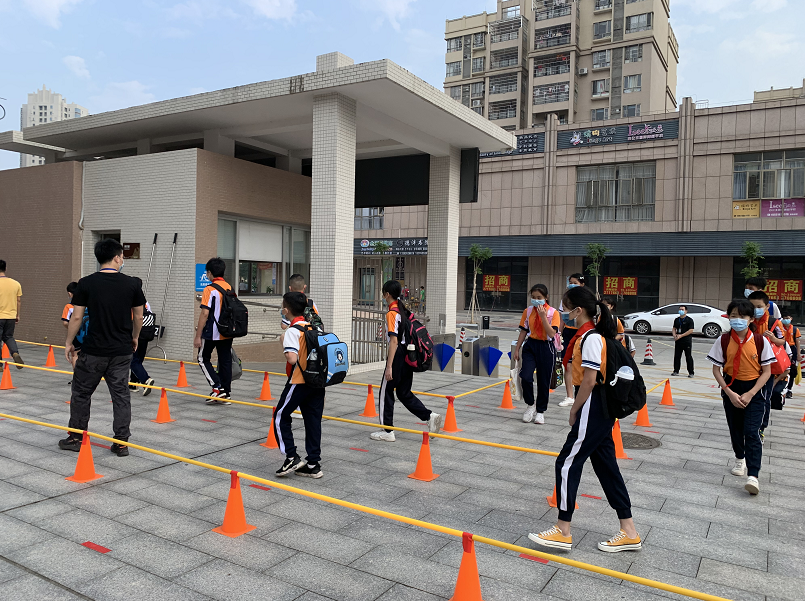 今天一早, 小编就来到奥威斯实验小学(新华校区) 只见在学校门口