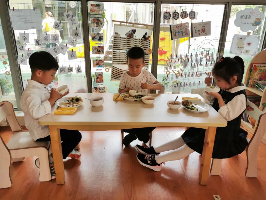滨海国际幼儿园:小朋友们正在吃午餐