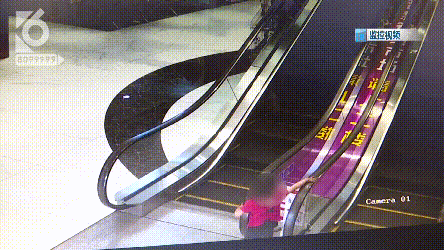 你根本不知道意外什么时候发生 近日 在昆明小龙路某商场内 一名4岁