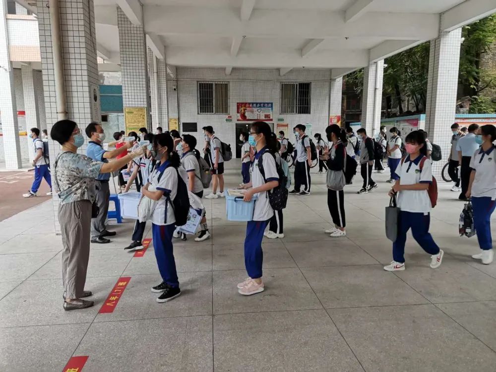 发布 开始维持学生返校秩序 (左图为江门市第八中学,右图为棠下中学)