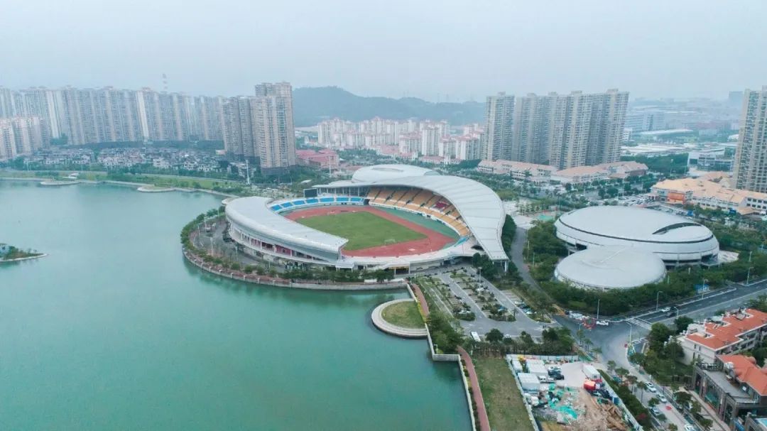 海沧体育中心地处海沧新城核心区,依海沧湖而建,周边聚集了行政中心