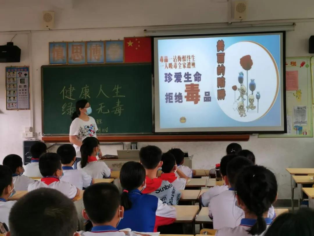 5月11日,空港区登岗派出所到登岗盛遵中学和登岗纪南小学开展禁毒宣传