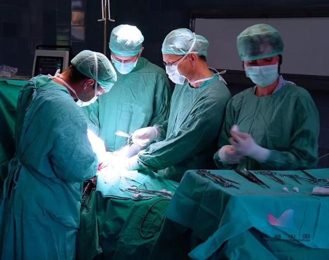 【百科科普】为什么手术室医生不穿"白大褂",偏要穿"绿大褂"?