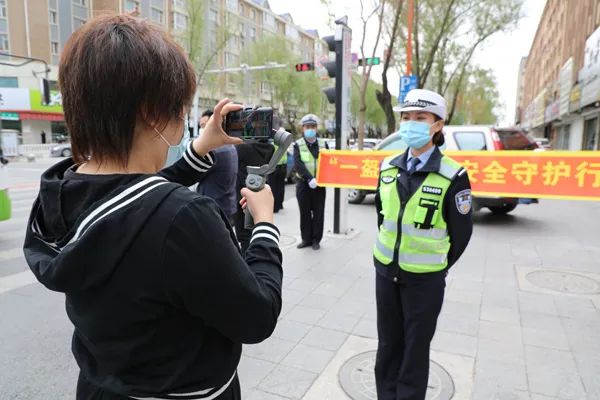 【减量控大】梅河口交警积极开展"一盔一带"安全守护行动集中宣传日