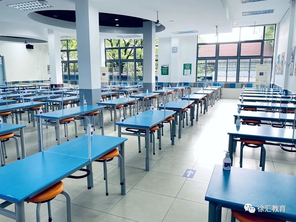 世外小学,盛大花园小学都在食堂就餐区设计了透明挡板,既包管 了学生