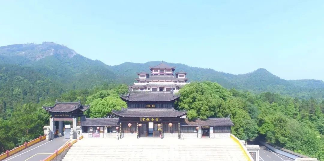 云中湖为九宫山景区的精粹景点,常有云团飘于湖面,石龙峡景区是九宫山