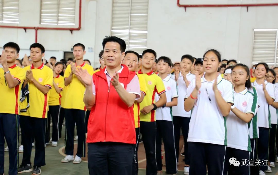 武宣县民族初级中学心理辅导拓展活动为学生的学习生活增添了一抹色彩