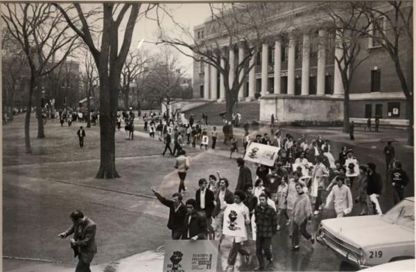 图注:二十世纪60～70年代,哈佛大学黑人学生游行.