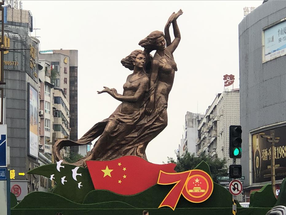 位于南充市五星花园的《丝绸女神》雕塑