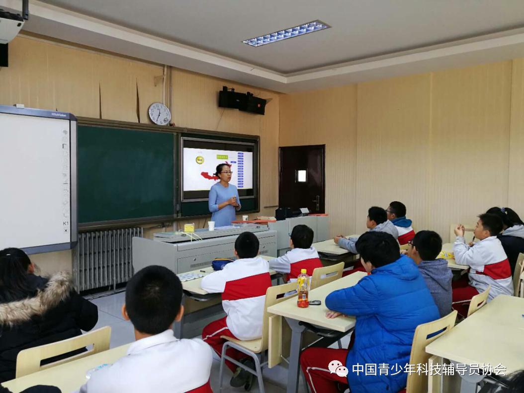 2019年馆校合作课程,金淼正在给孩子们上课现在,越来越多的学校认可