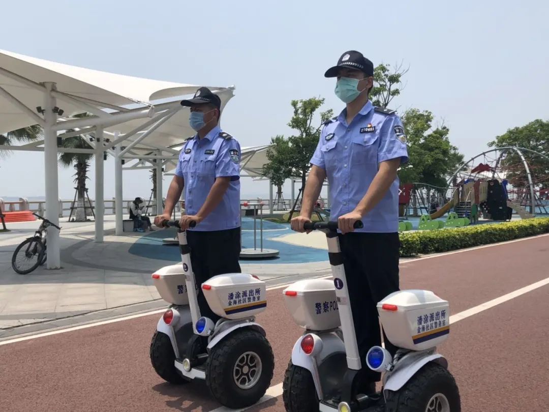 林一峰驾驶警用平衡车巡视海岸线