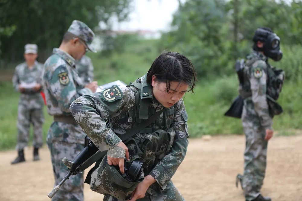 参加创破比武的女兵,太难了!