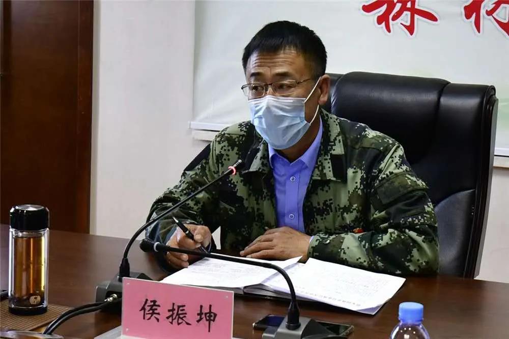 林业局党委副书记,局长侯振坤主持会议并讲话.