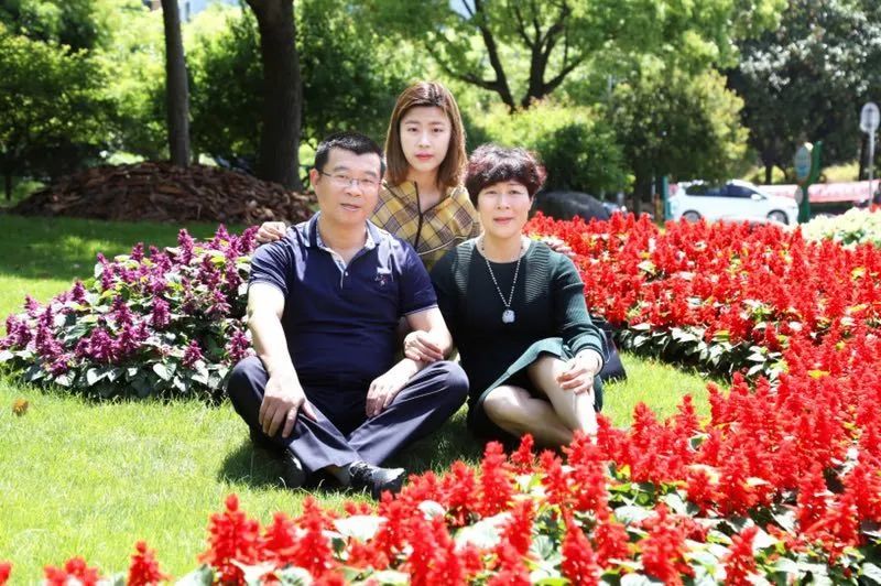 金山房管何伟中,中共党员,金山区房屋拆除工程施工安全管理所所长.