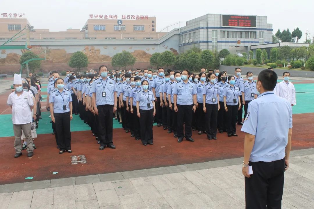 四川省川西监狱  接到火警号令,组长立即下命令通知监管区各单位做好