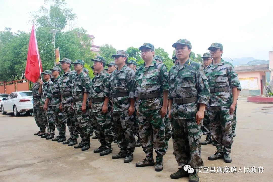 通挽镇民兵应急排点验大会穿上军装的他们帅吗