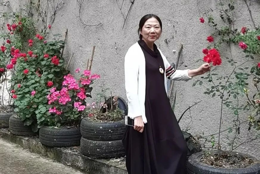 女主人:余晓丽青城牧歌体验爸爸的童年,坐在高高的谷堆旁边,看天上