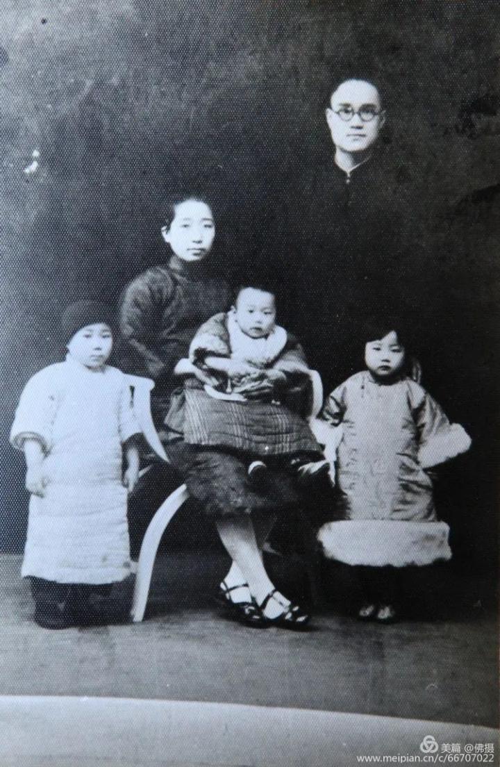 1912年,贵州教育界人士与云南都督唐继尧合影.