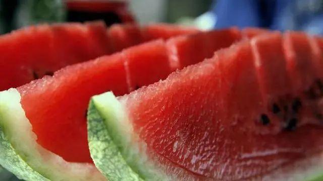 吃不完的西瓜怎么保存?别放冰箱,用这招放7天都不坏
