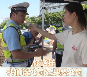 交警开罚单流汗不止,被罚女孩为他擦汗,后面的对话亮了