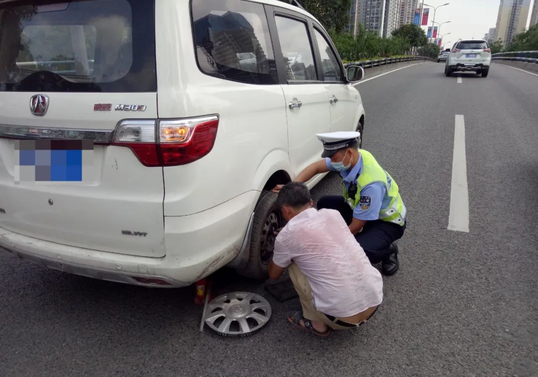 面包车快车道上爆胎渝警骁骑帮助排险