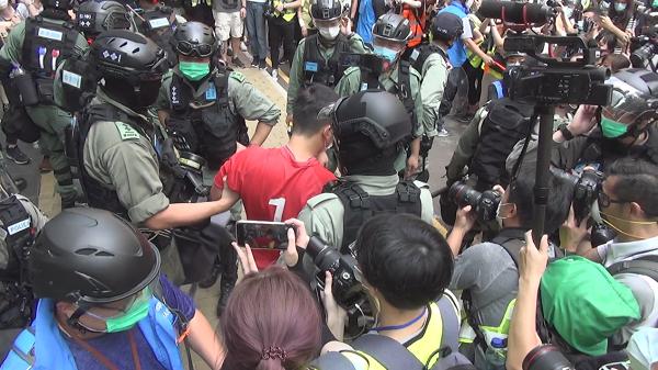 香港多区违法堵路 警方拘捕超过300人