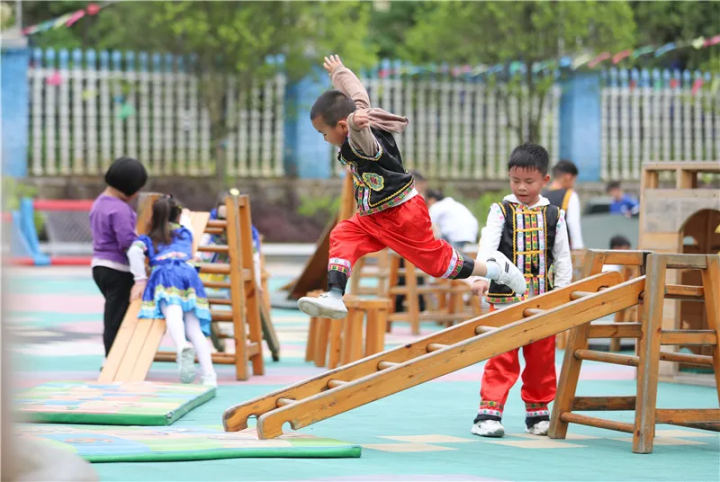 皂角坪中心幼儿园的小朋友在堆积木