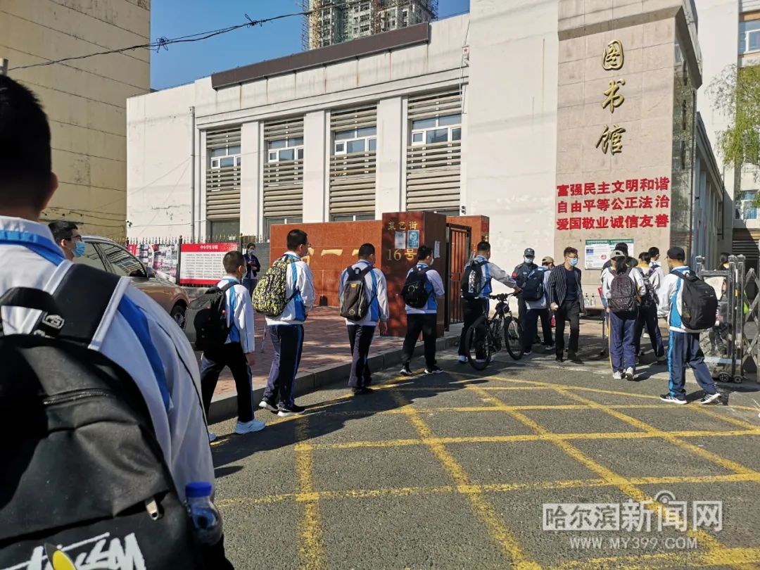 163中哈尔滨市第163中学开学第一天,将平时开放的正门关闭,改走更为