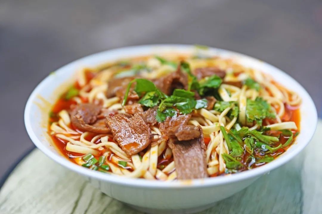 工序十八道之多巴东羊肉面是长江三峡巴东一特色美食巴东羊肉面坐在小