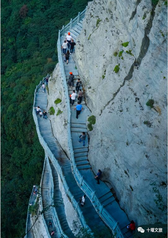 十堰旅游委 沧浪海旅游区百喜岛景区 水面烟波浩渺,乘着快艇出发 快艇