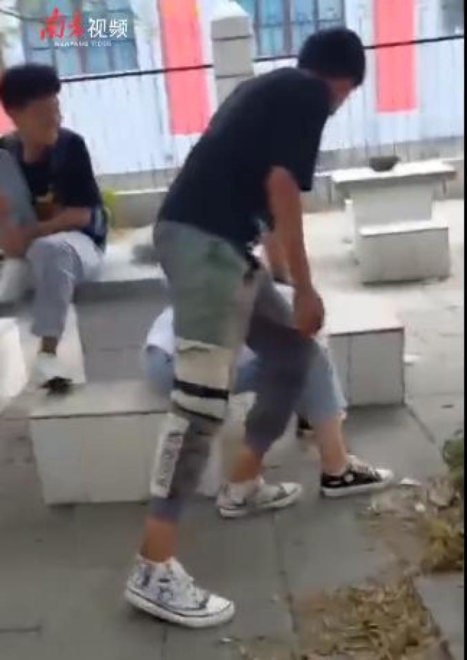 12岁女生遭4名15岁男生群殴,警方通报