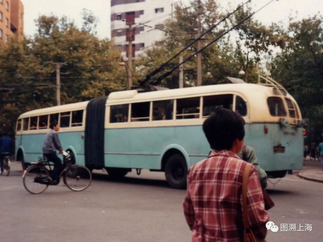 1970年代衡山路凯文公寓旁的15路电车,配车skd663型