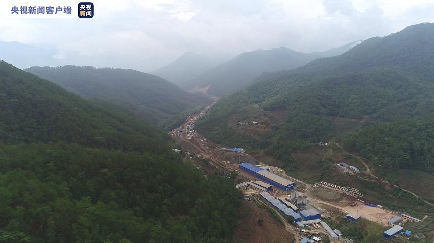 惠民云南首条穿越哀牢山无量山特长高速公路隧道贯通