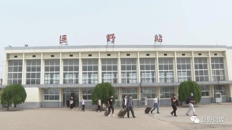 从今天起,巨野县火车站全面推行电子客票 旅客可以一