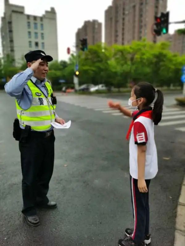 这个六一宝山的警察叔叔收到了一份儿童节礼物