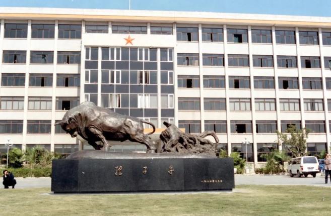 唐桂生 摄 深圳方志馆 供图在深圳市委大院门前,有一座"孺子牛"雕塑