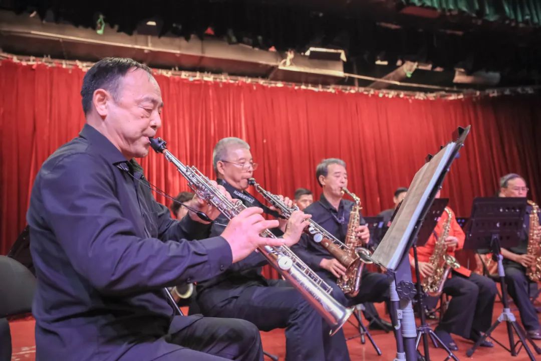 《草原夜色美》回荡在方松社区文化活动中心剧场里,上海市萨克斯爱好