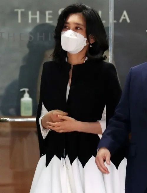 配合调查的李富真,虽然戴着口罩,却看得出眼神笃定,不见锋芒却震慑三