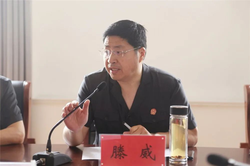 该院审判委员会专职委员滕威主持发布会.