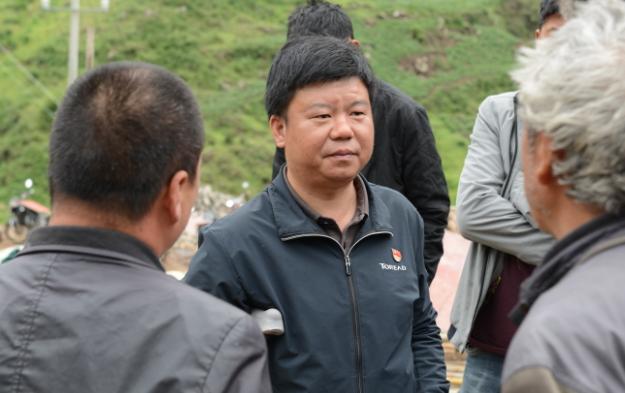 照片中的这个人叫杨建,是国家能源集团四川能源公司派驻在布拖县挂职