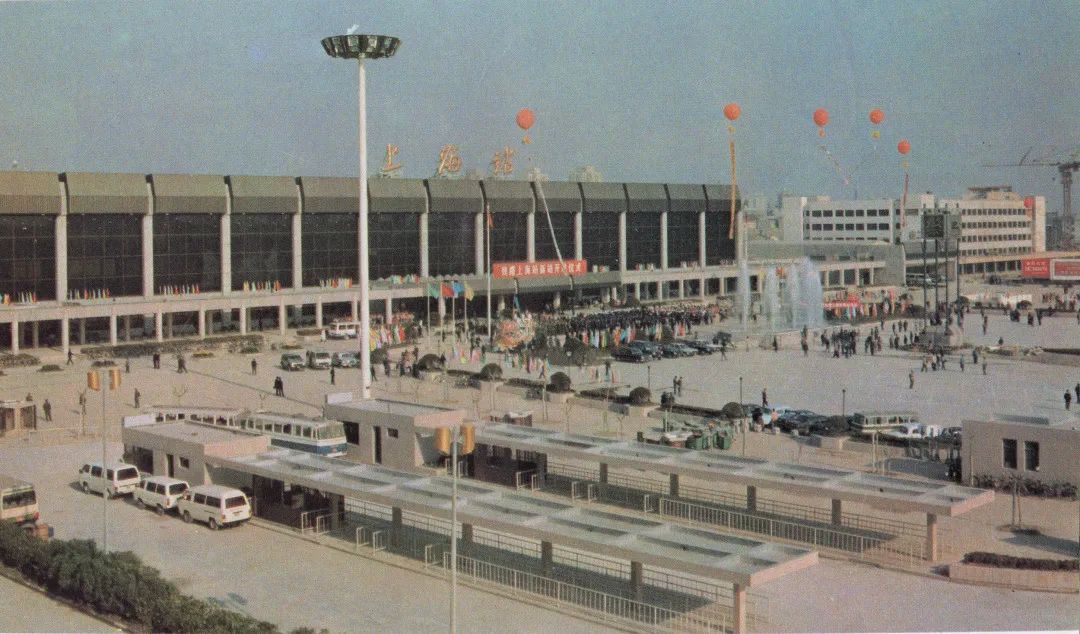 图为80年代的上海站(也被亲切地称为老北站).