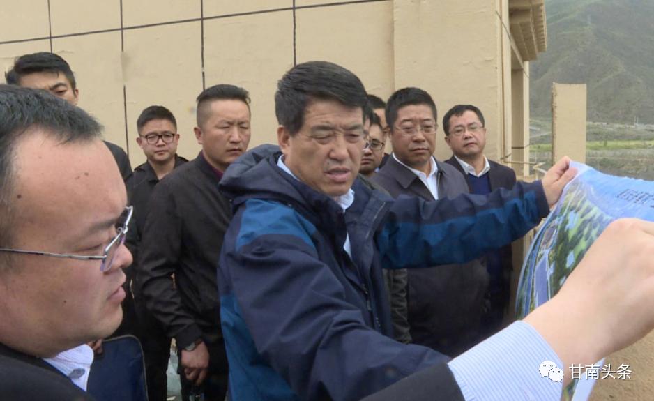 杨雄石占良赴王格尔塘镇检查指导绿化美化工作